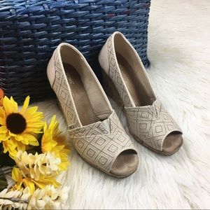 Toms Diamond Print Tan And brown wedge pumps